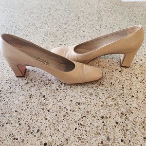 Salvatore Ferragamo beige leather pumps 9 AA